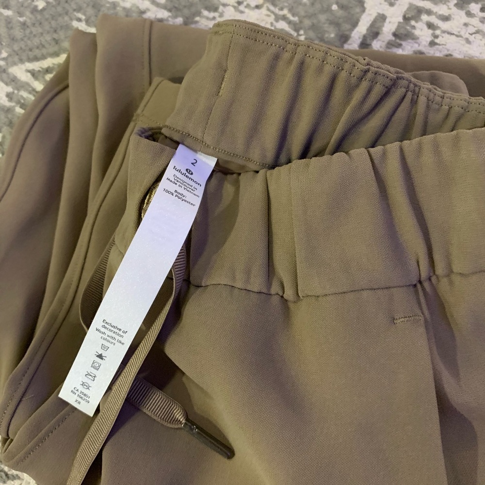 Lululemon “On The Fly” Khaki Crop Pant